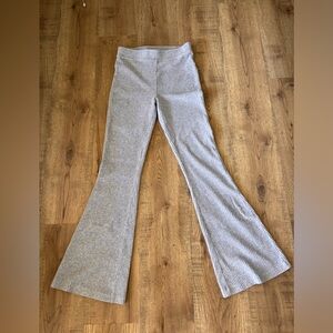 Aerie Groove On light gray ribbed flare pants / leggings size medium EUC
